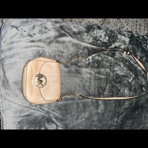 Crossbody Michael Kors leather bag.